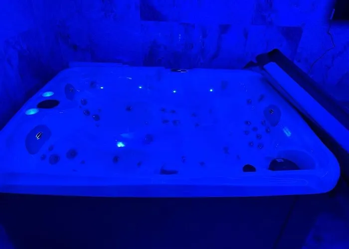 Golden - Jacuzzi Apartment *